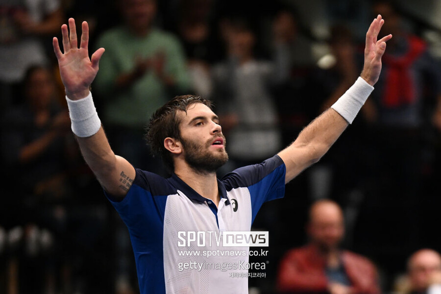 ▲ 보르나 초리치가 2022 ATP 투어 에르스테 뱅크 오픈 단식 4강 진출을 확정한 뒤 기뻐하고 있다.