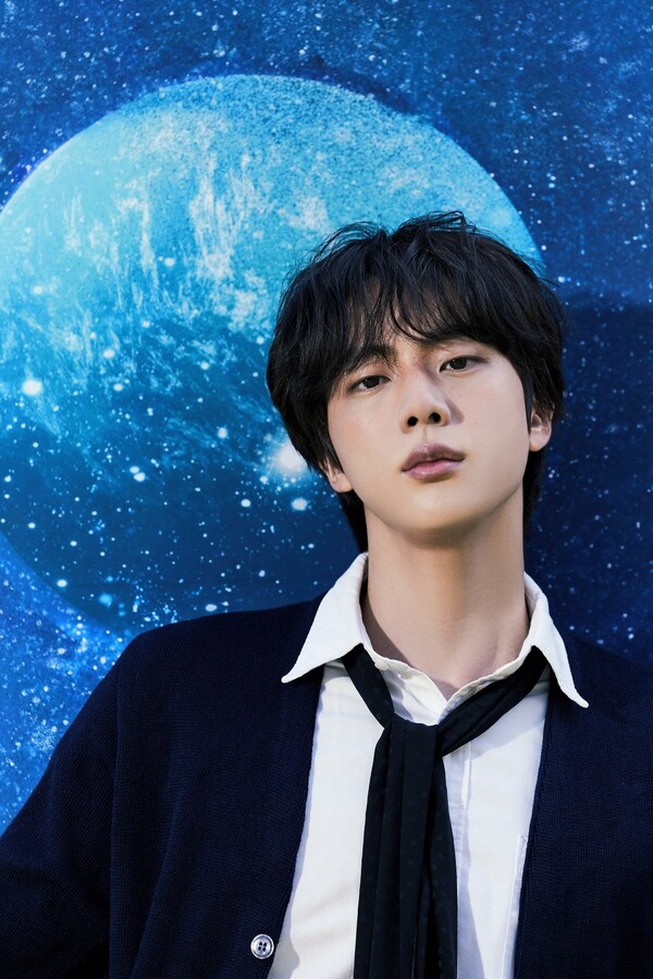 ▲ 첫 싱글 '디 애스트로넛'을 발표한 방탄소년단 진. 제공|빅히트뮤직