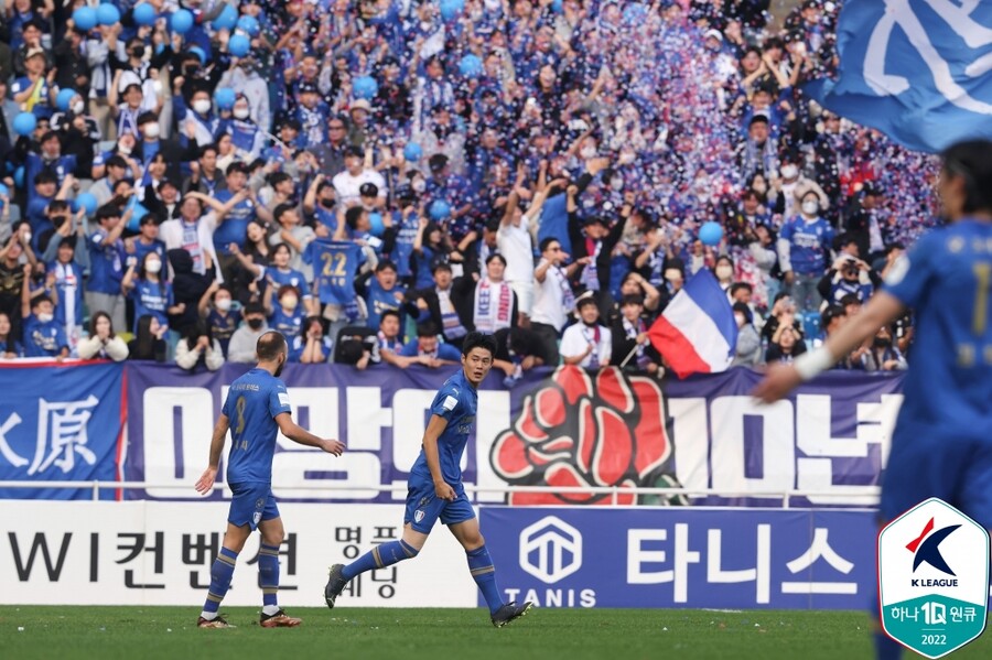 [현장 REVIEW] ‘오현규 연장 결승골’ 수원, 안양에 2-1 승…극적 잔류