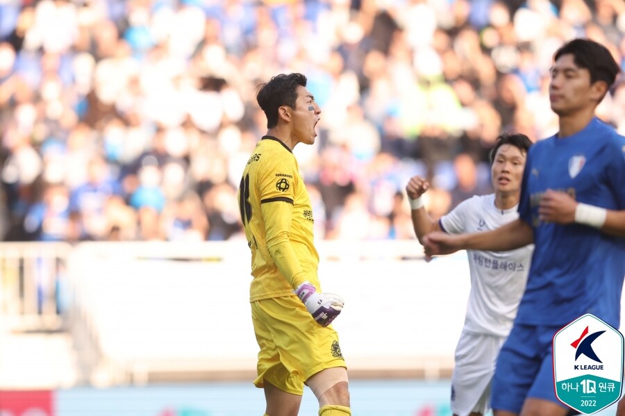 ▲ 선방쇼를 펼친 FC안양 골키퍼 정민기. ⓒ한국프로축구연맹