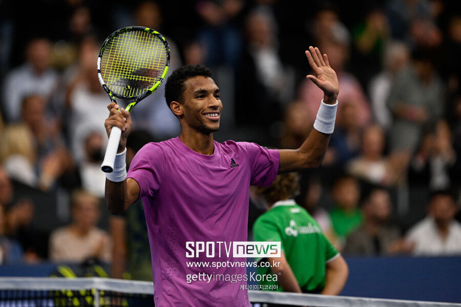 ▲ 펠릭스 오제알리아심이 2022년 ATP 투어 스위스 인도어 바젤 오픈 결승 진출에 성공한 뒤 관중들의 갈채에 답례하고 있다.