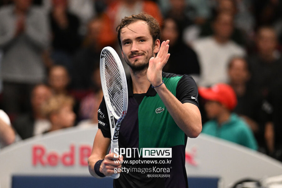 ▲ 2022년 ATP 투어 에르스테 뱅크 오픈 결승 진출을 확정지은 다닐 메드베데프가 관중들의 갈채에 답례하고 있다.