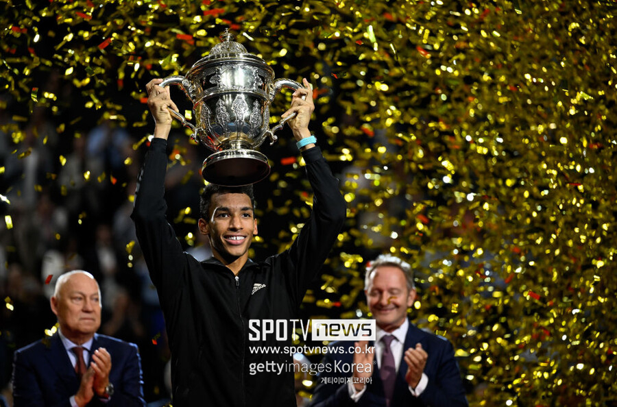 ▲ 펠릭스 오제알리아심이 2022년 ATP 투어 스위스 인도어 바젤 오픈에서 우승했다.