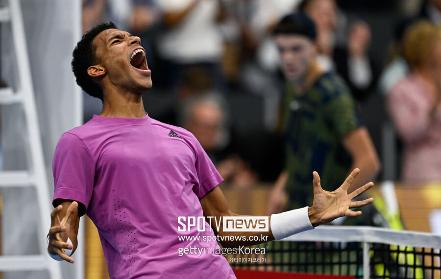 ▲ 2022년 ATP 투어 스위스 인도어 바젤 오픈 단식 우승을 확정지은 펠릭스 오제알리아심이 포효하고 있다.