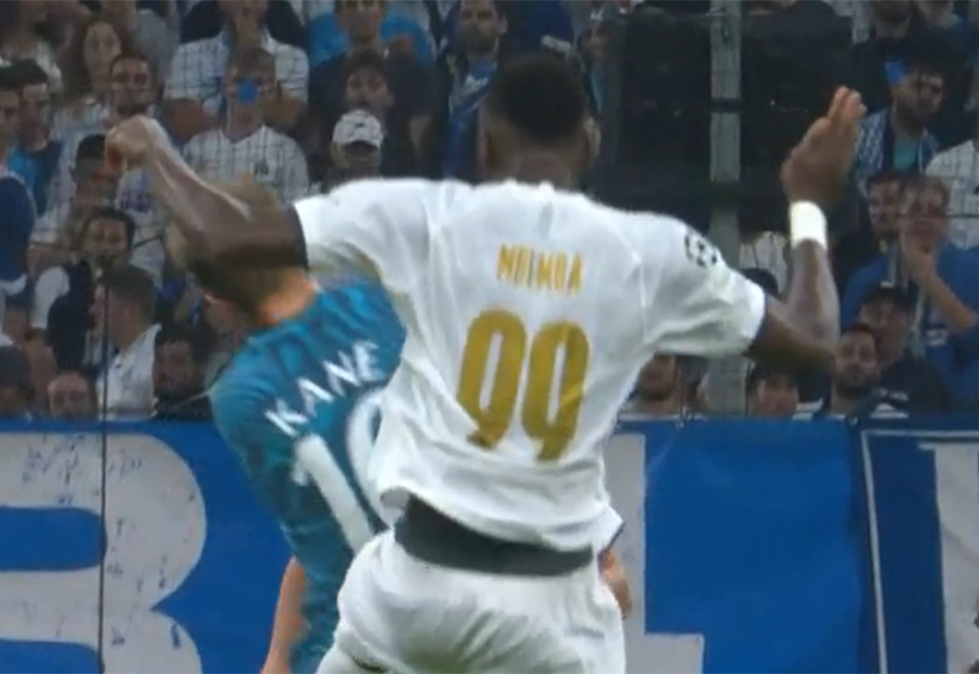 ▲ 마르세유 수비수 음벰바(오른쪽)가 2일 UEFA 챔피언스리그 조별리그 6차전에서 해리 케인(왼쪽)을 손으로 가격했다 ⓒSPOTV 중계화면 캡처