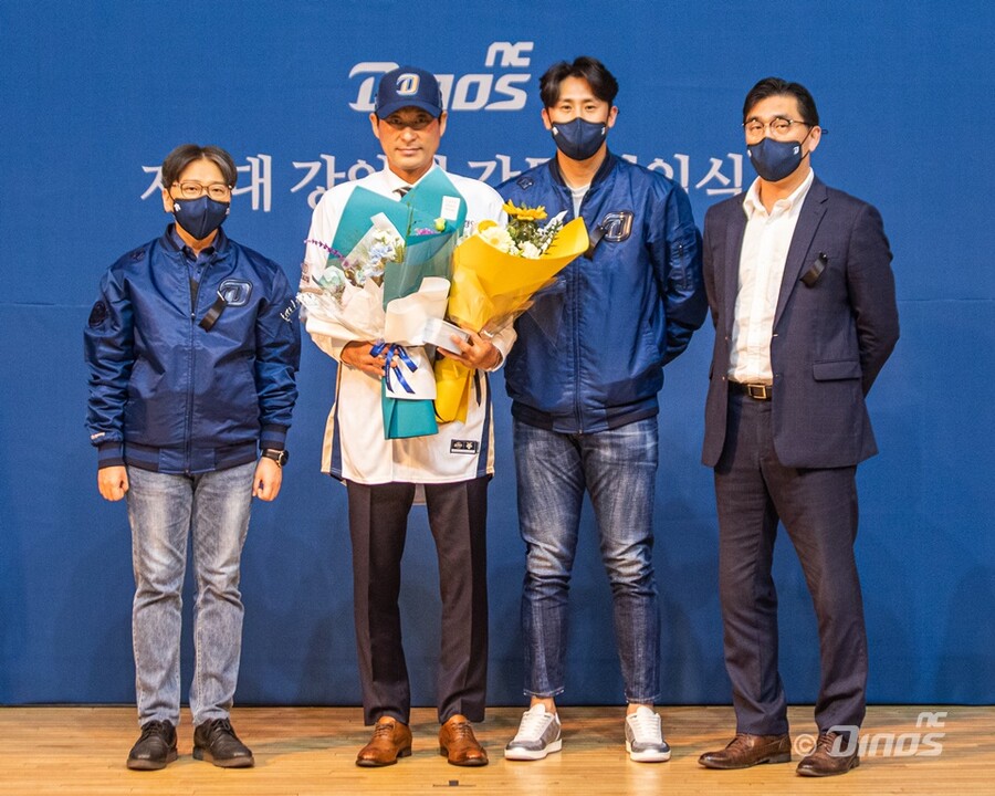 ▲ 왼쪽부터 NC 다이노스 임선남 단장, 강인권 감독, 이용찬, 이진만 대표이사 ⓒ NC 다이노스