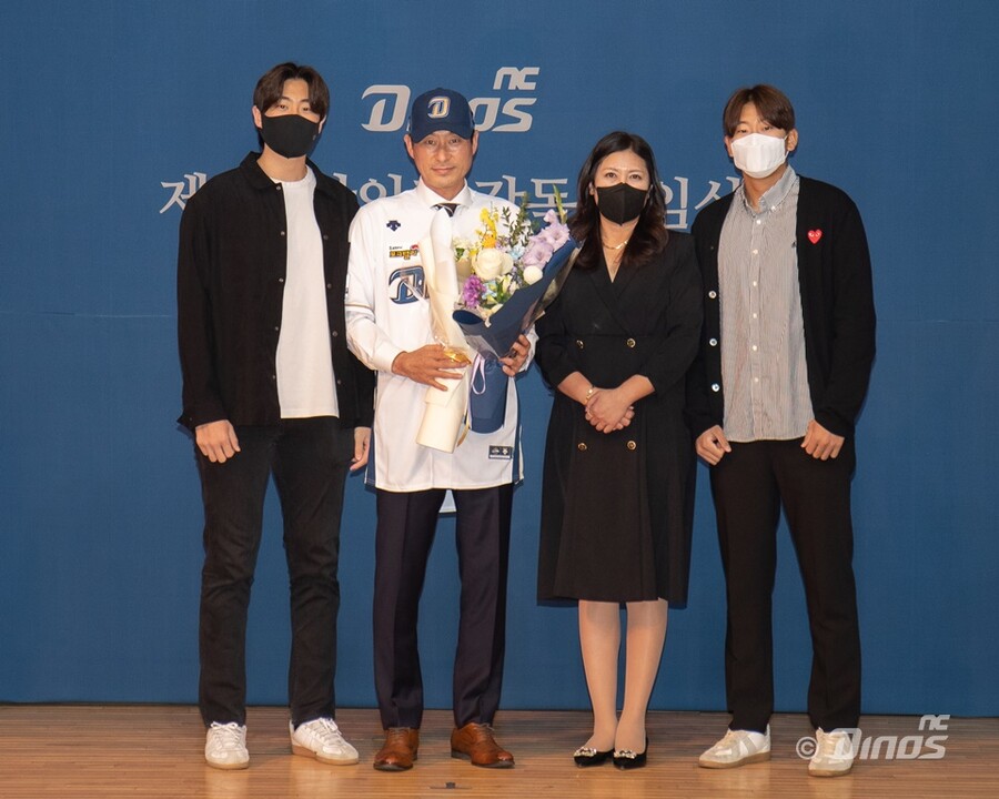 ▲ 강인권 감독을 축하하는 가족 ⓒ NC 다이노스