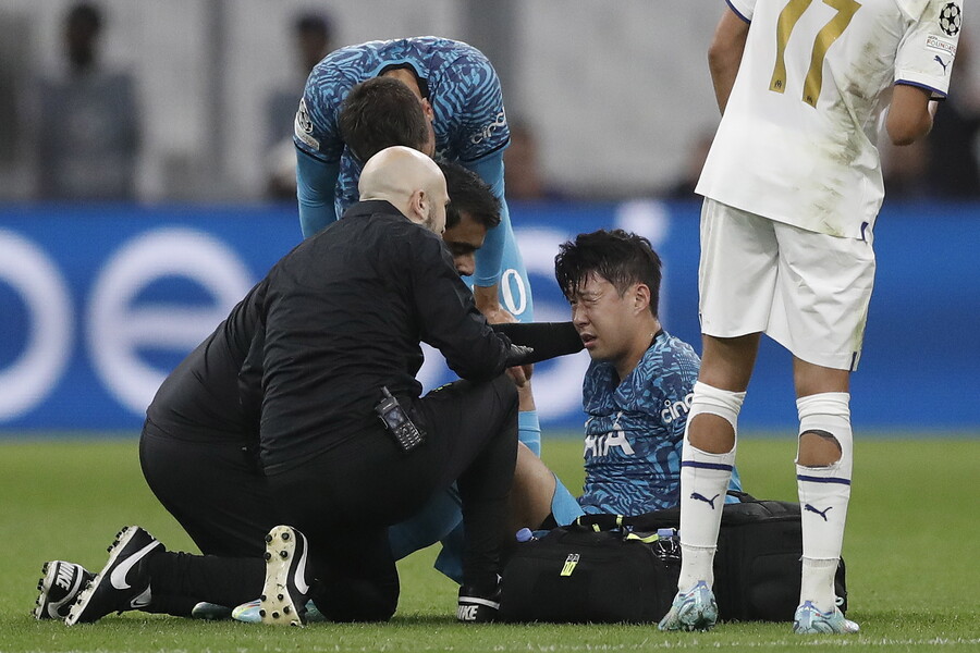 ▲ 손흥민(토트넘 홋스퍼)이 48시간 내에 수술대에 오른다. ⓒ연합뉴스/EPA