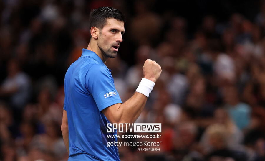 ▲ 노박 조코비치가 2022년 ATP 롤렉스 파리 마스터스 단식 16강전에서 득점을 올린 뒤 주먹을 불끈 쥐고 있다.