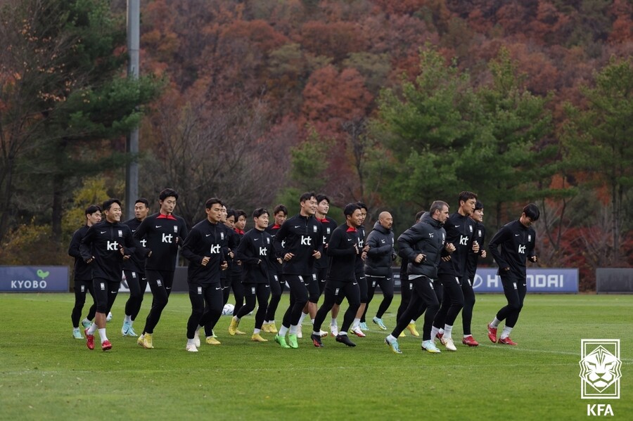 ▲  축구대표팀이 찬바람을 맞아가며 훈련 중이다. ⓒ대한축구협회
