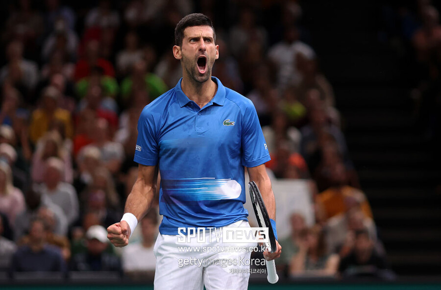 ▲ 노박 조코비치가 2022년 ATP 투어 롤렉스 파리 마스터스 8강전에서 득점을 올린 뒤 포효하고 있다.
