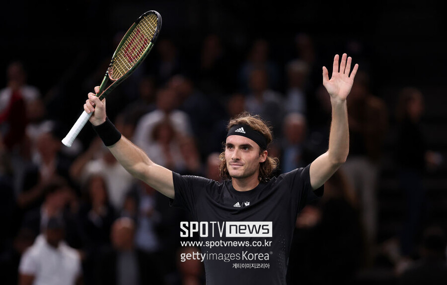 ▲ 스테파노스 치치파스가 2022년 ATP 롤렉스 파리 마스터스 단식 8강 진출을 확정 지은 뒤 관중들의 갈채에 답례하고 있다.