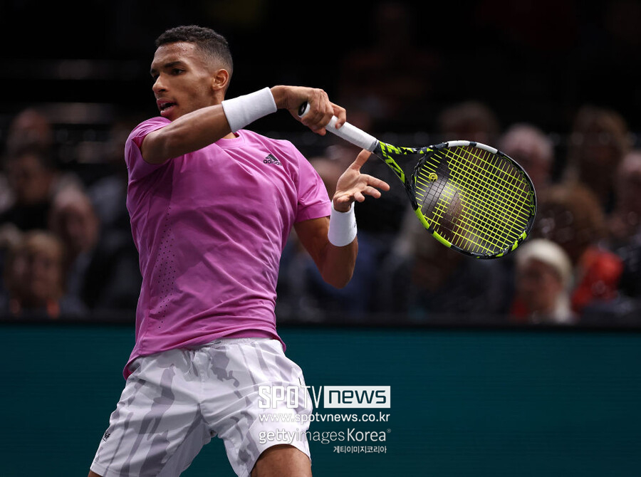 ▲ 펠릭스 오제알리아심이 2022년 ATP 투어 롤렉스 파리 마스터스 단식 8강전에서 경기를 펼치고 있다.