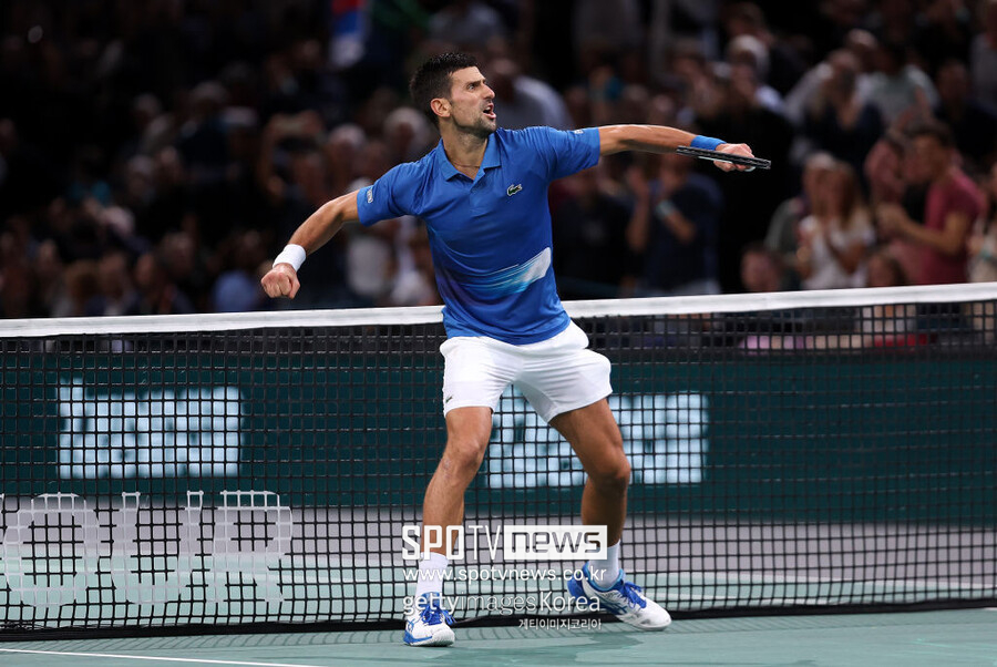 ▲ 노박 조코비치가 2022년 ATP 롤렉스 파리 마스터스 단식 결승 진출을 확정한 뒤 포효하고 있다.