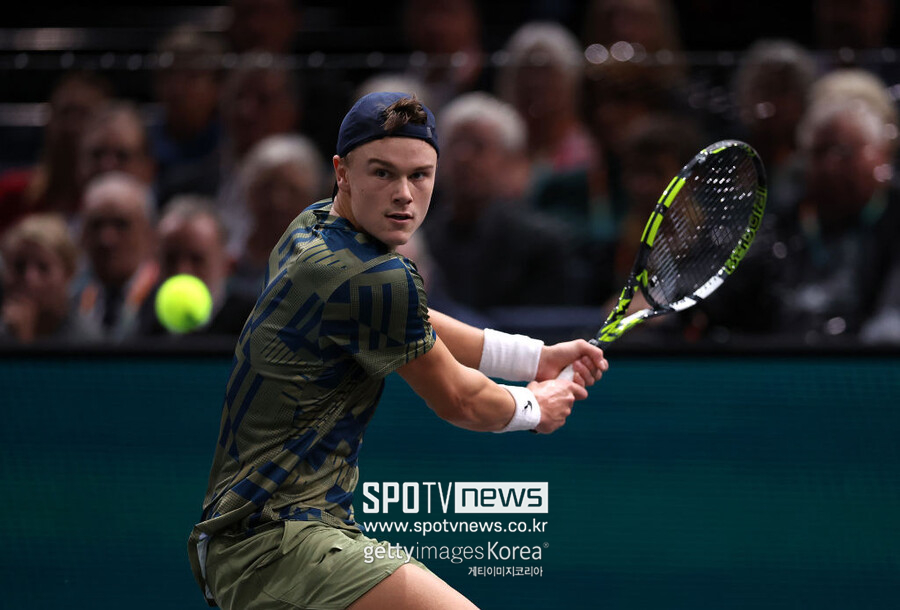 ▲ 홀게르 루네가 2022년 ATP 투어 롤렉스 파리 마스터스 단식 결승전에서 경기를 펼치고 있다.