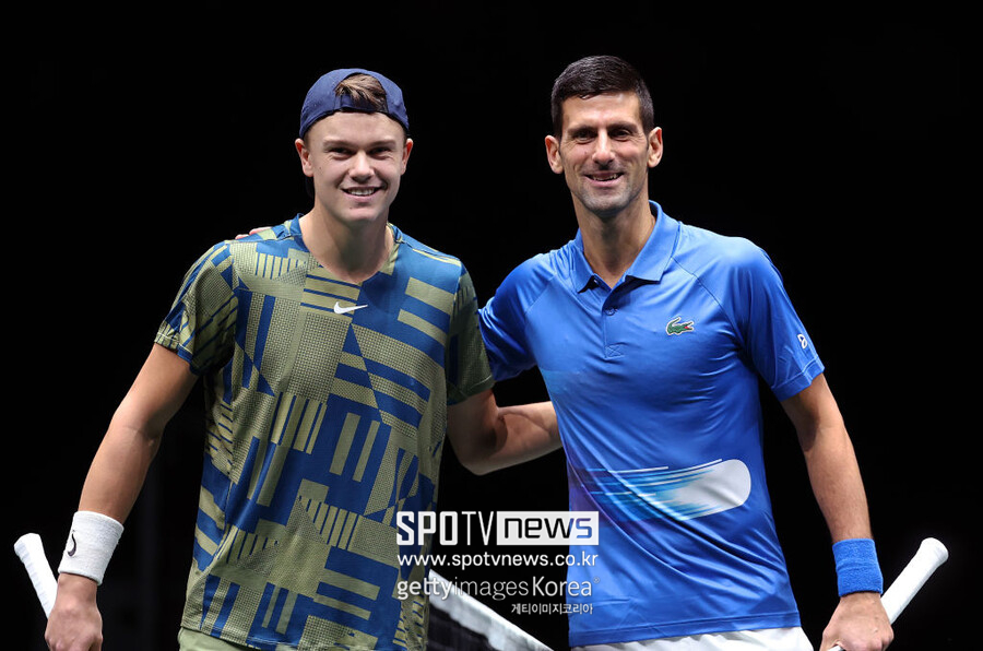 ▲ 홀게르 루네(왼쪽)와 노박 조코비치가 2022년 ATP 투어 롤렉스 파리 마스터스 결승전을 앞두고 기념촬영하고 있다.