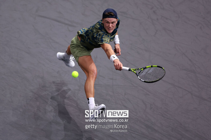 ▲ 홀게르 루네가 2022년 ATP 투어 롤렉스 파리 마스터스 결승전에서 경기를 펼치고 있다.