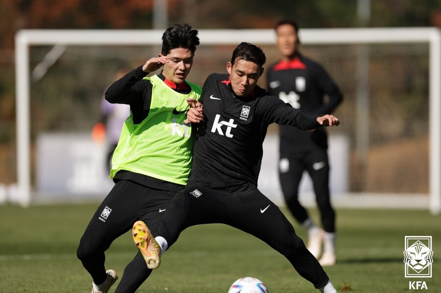▲ 이상민과 볼 경합하는 송민규(왼쪽부터) ⓒ대한축구협회