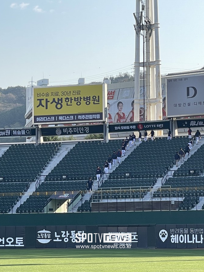 ▲롯데 자이언츠 선수들이 마무리캠프 훈련 종료 후 계단 오르기를 하고 있다. ⓒ부산, 최민우 기자