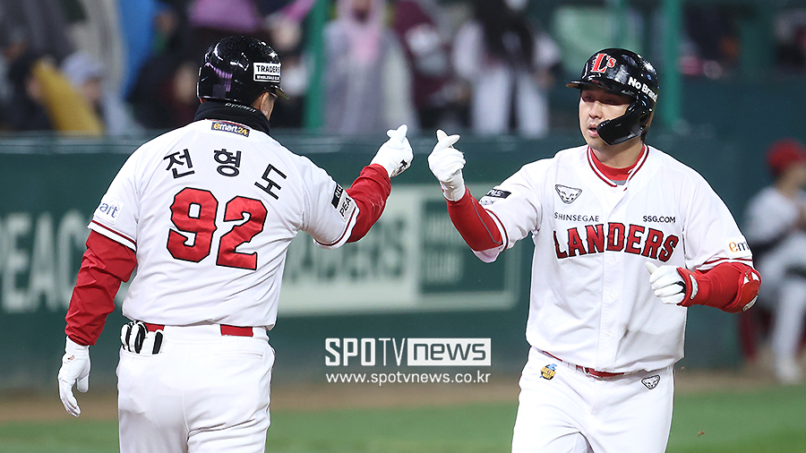 ▲ 최정의 홈런을 축하하는 전형도 코치. 이제는 NC 수석코치다. ⓒ곽혜미 기자