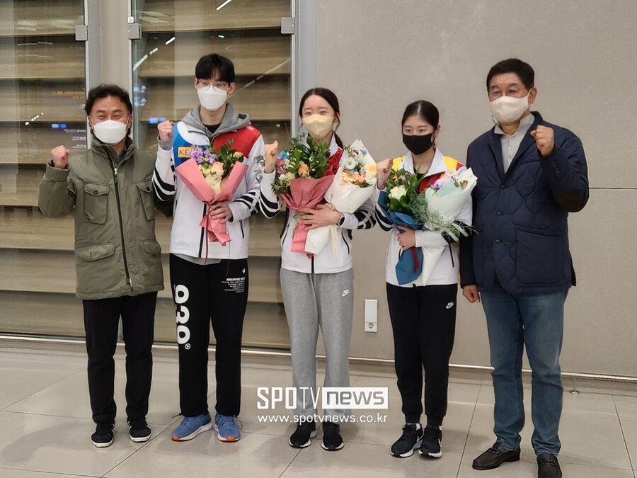 ▲ 오른쪽부터 김홍식 대한빙상경기연맹 상임 부회장, 이해인, 김예림, 이시형, 최용구 대한빙상경기연맹 경기 이사 ⓒ인천국제공항, 조영준 기자