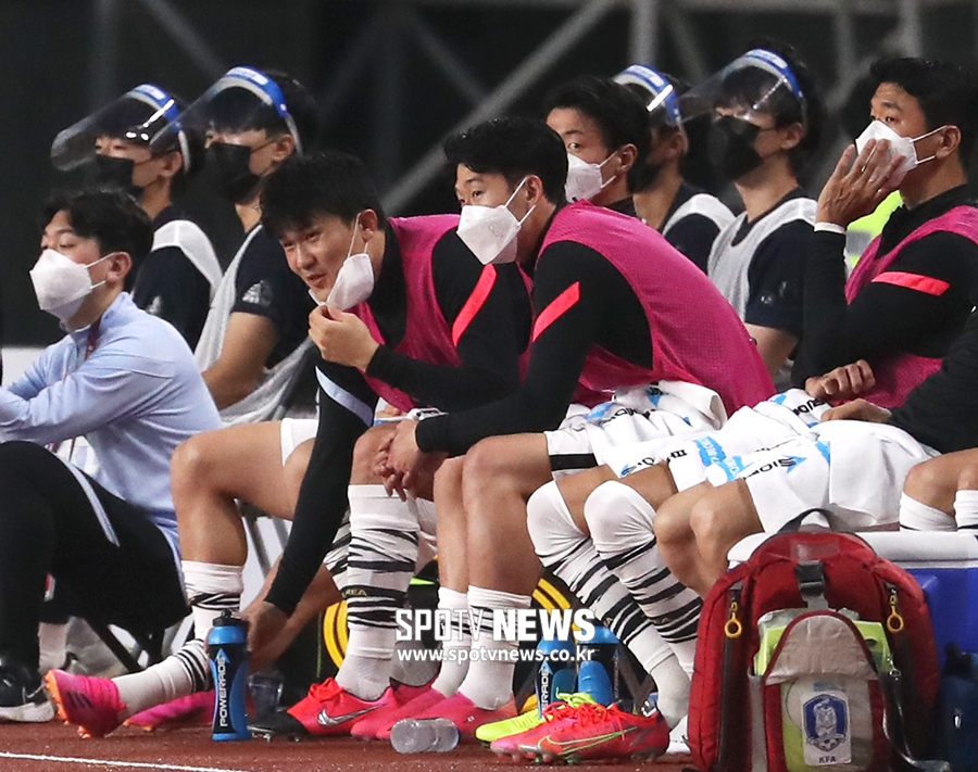 ▲ 월드컵 예선 스리랑카전에서 벤치에 앉았던 손흥민(오른쪽) ⓒ곽혜미 기자