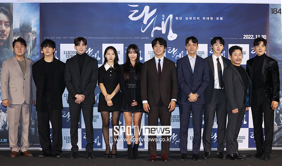 ▲ 윤경호 이호원 로빈 송지연 정유미 윤시윤 박지