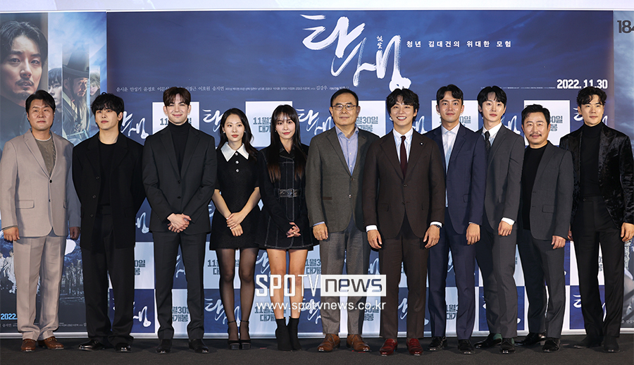 ▲ 윤경호 이호원 로빈 송지연 정유미 박흥식 감독