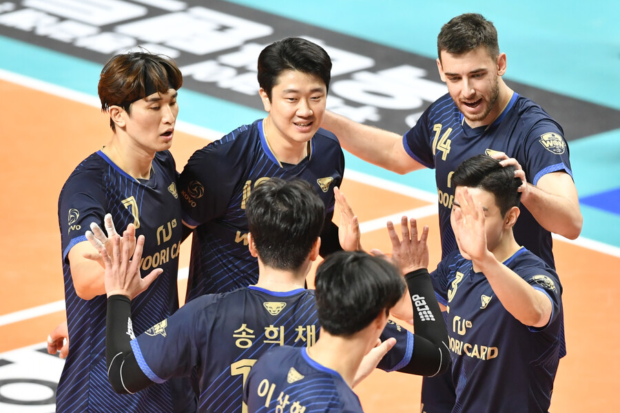[장충 게임노트] '안드리치 33점' 우리카드 풀세트 진땀승, 대한항공 '1R 전승' 저지