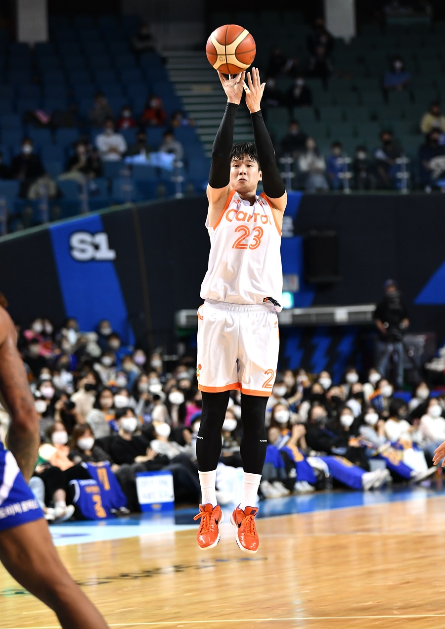 [KBL REVIEW] '전성현 3점슛 5방 26득점' 캐롯, 삼성 꺾고 3연승