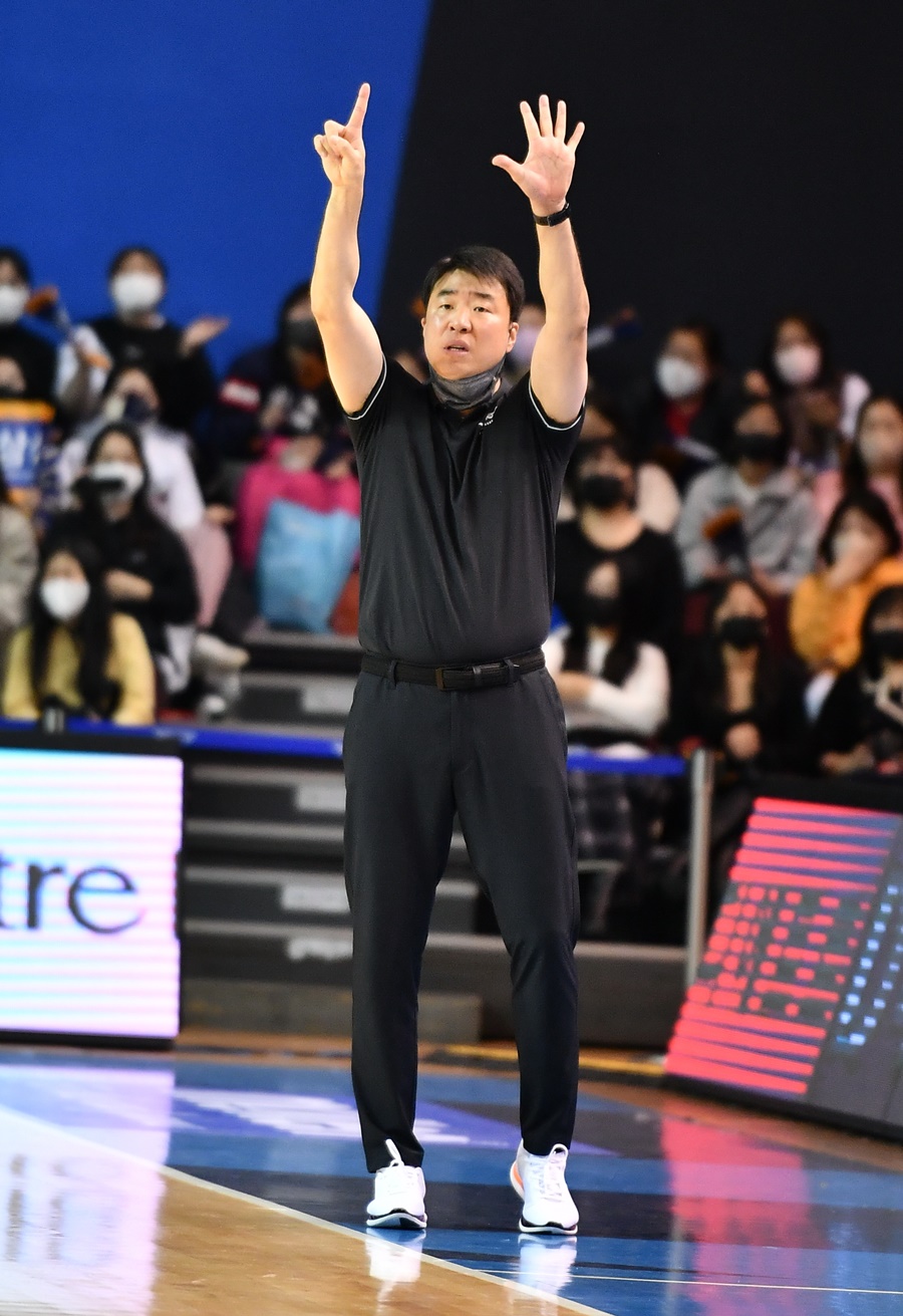 ▲ 작전 지시 중인 은희석 감독 ⓒ KBL