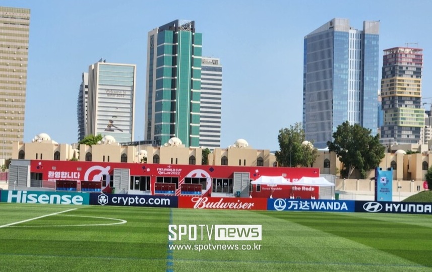 ▲ 축구대표팀 훈련장 알 에글라. 역대 최고의 훈련장이라 불려도 손색 없다(사진 위). 보안을 위해 나무를 심어 가려 놓는 배려도 잊지 않았다(사진 아래).