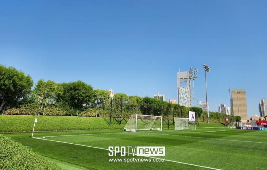 ▲ 축구대표팀 훈련장 알 에글라. 역대 최고의 훈련장이라 불려도 손색 없다(사진 위). 보안을 위해 나무를 심어 가려 놓는 배려도 잊지 않았다(사진 아래).