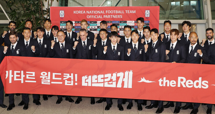 ▲ 축구대표팀이 14일 오전 인천국제공항을 통해 카타르 도하로 출국했다.  ⓒ연합뉴스