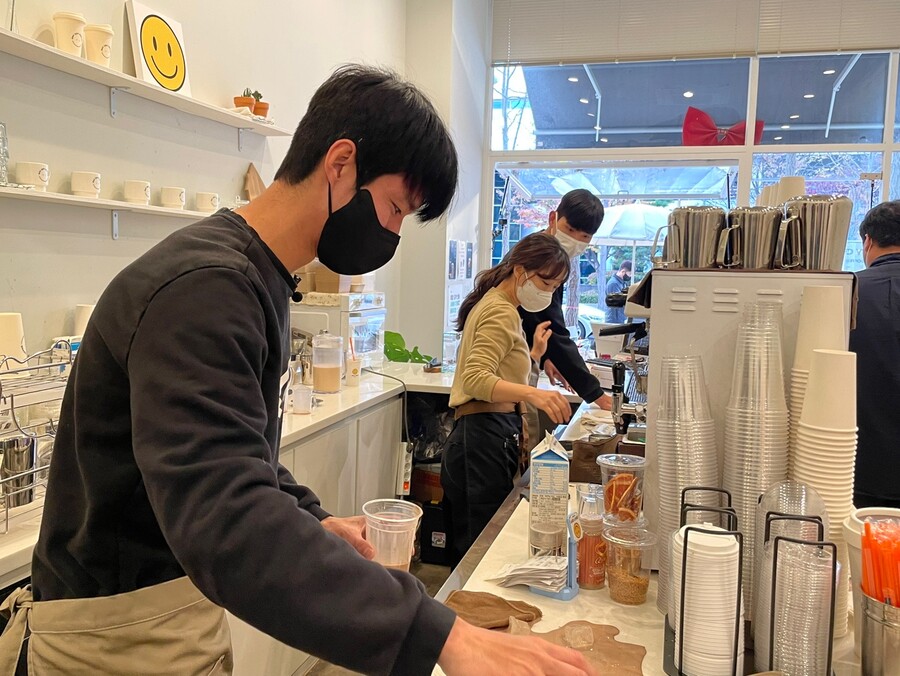 ▲ 좌측부터 김민혁, 카페 데이오프 사장 박세아, 조성욱 데이오프 방문. ⓒ성남FC