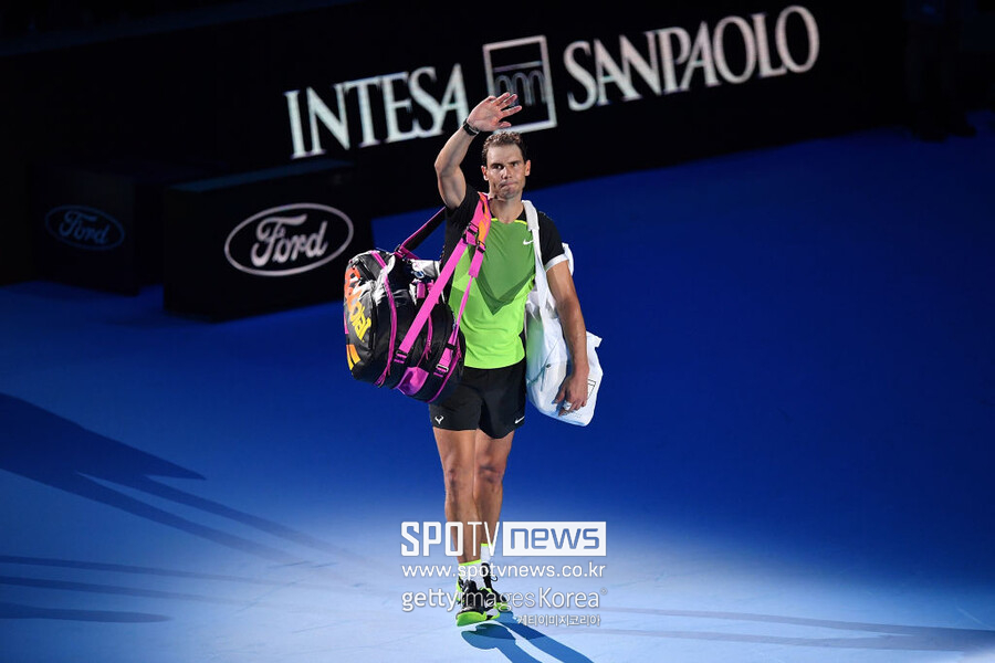 ▲ 2022 니토 ATP 파이널스 조별리그 첫 경기서 패배한 라파엘 나달이 코트에서 퇴장하고 있다.