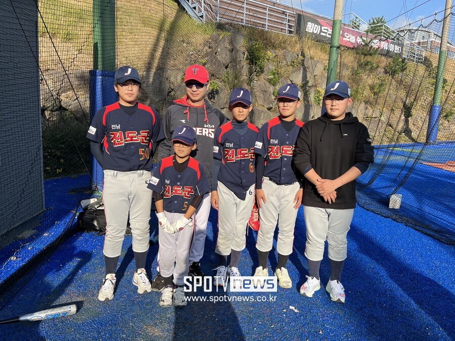 KIA 캠프에 '리틀야구교실'이 열렸다? 진도 아이들에게 추억 선물한 코치들