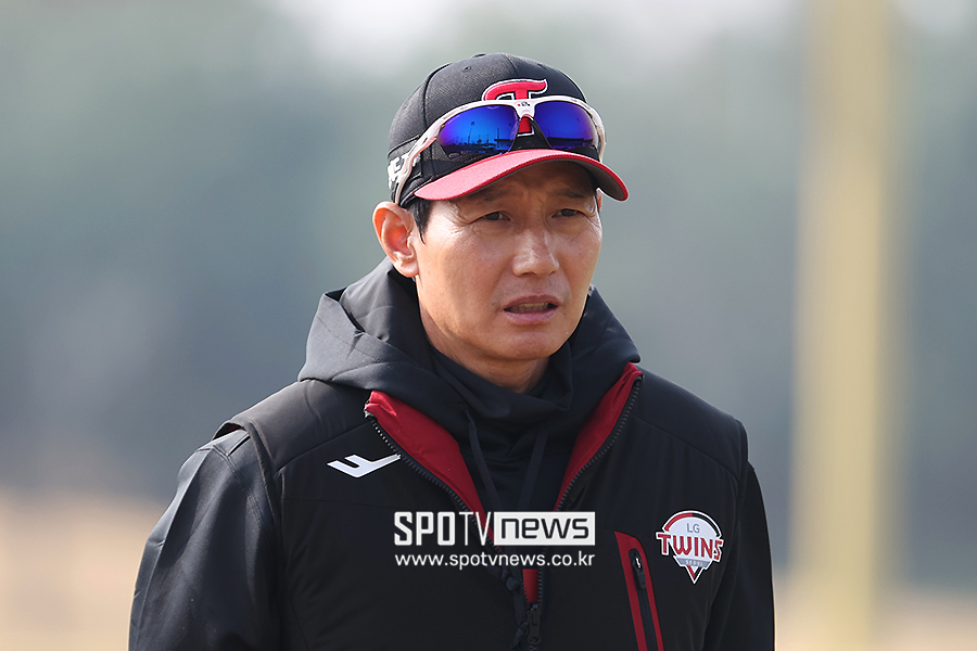▲ 마무리캠프에서 선수단을 지도 중인 염경엽 LG 신임 감독. ⓒ곽혜미 기자