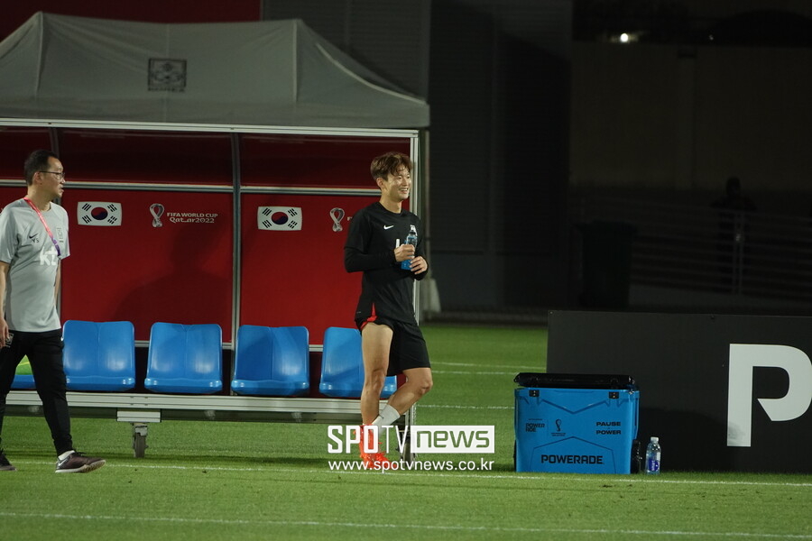 ▲ 한국에서 실내 훈련에 열중했던 김진수도 몸을 풀었다.