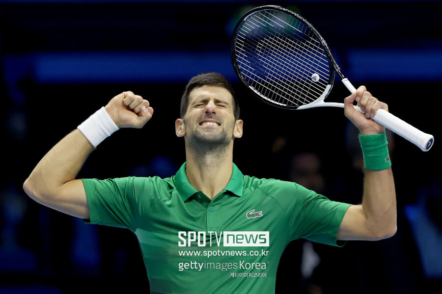 ▲ 노박 조코비치가 2022 니토 ATP 파이널스 조별리그에서 스테파노스 치치파스를 꺾은 뒤 환호하고 있다.