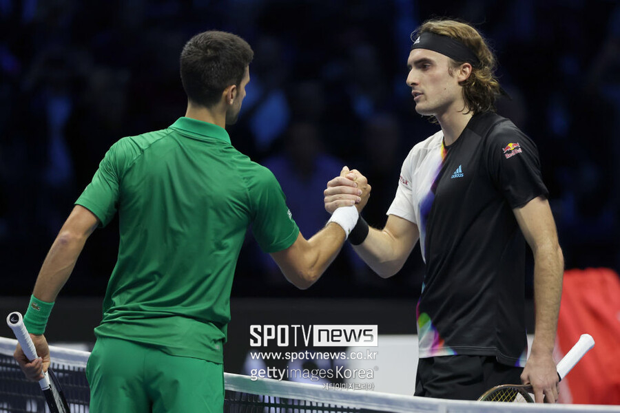 ▲ 2022 니토 ATP 파이널스 조별리그 1차전을 마친 노박 조코비치(왼쪽)와 스테파노스 치치파스가 서로를 격려하고 있다.