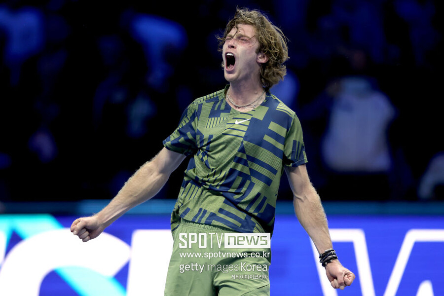 ▲ 안드레이 루블레프가 2022 니토 ATP 파이널스 조별리그 1차전에서 다닐 메드베데프를 꺾은 뒤 환호하고 있다.