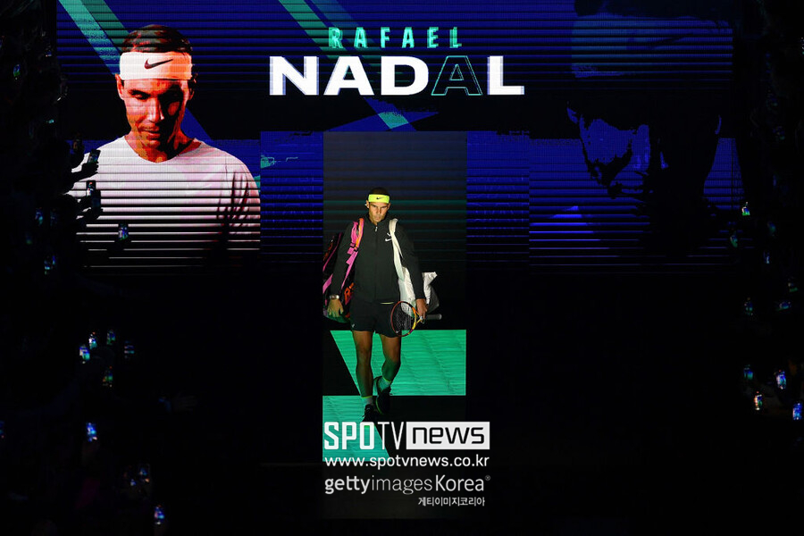 ▲ 라파엘 나달이 2022 니토 ATP 파이널스 조별리그 2차전 경기를 앞두고 코트에 등장하고 있다.