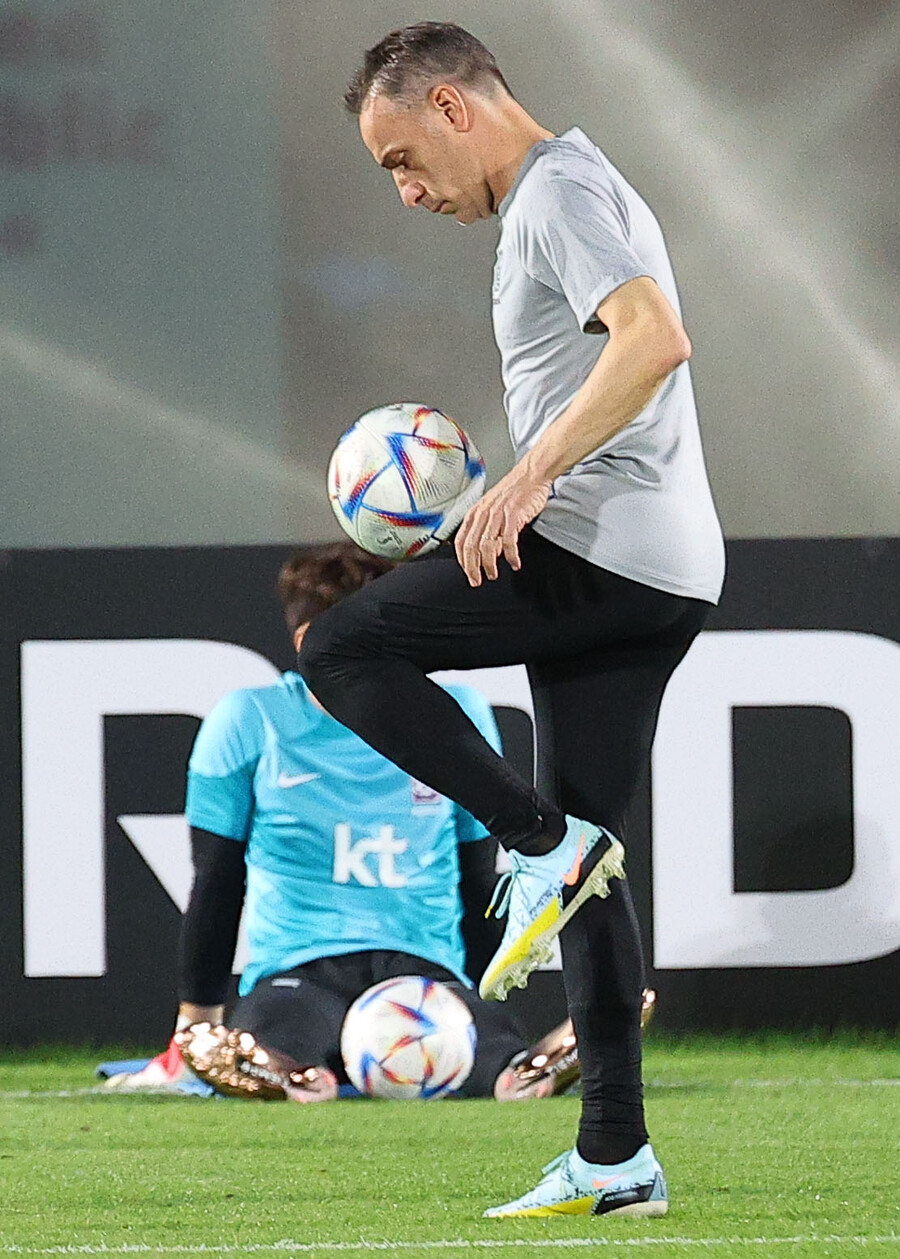 ▲ 축구대표팀의 훈련은 세분해 이뤄졌다. 파울루 벤투 감독이 볼로 리프팅을 하는 모습이다. ⓒ연합뉴스