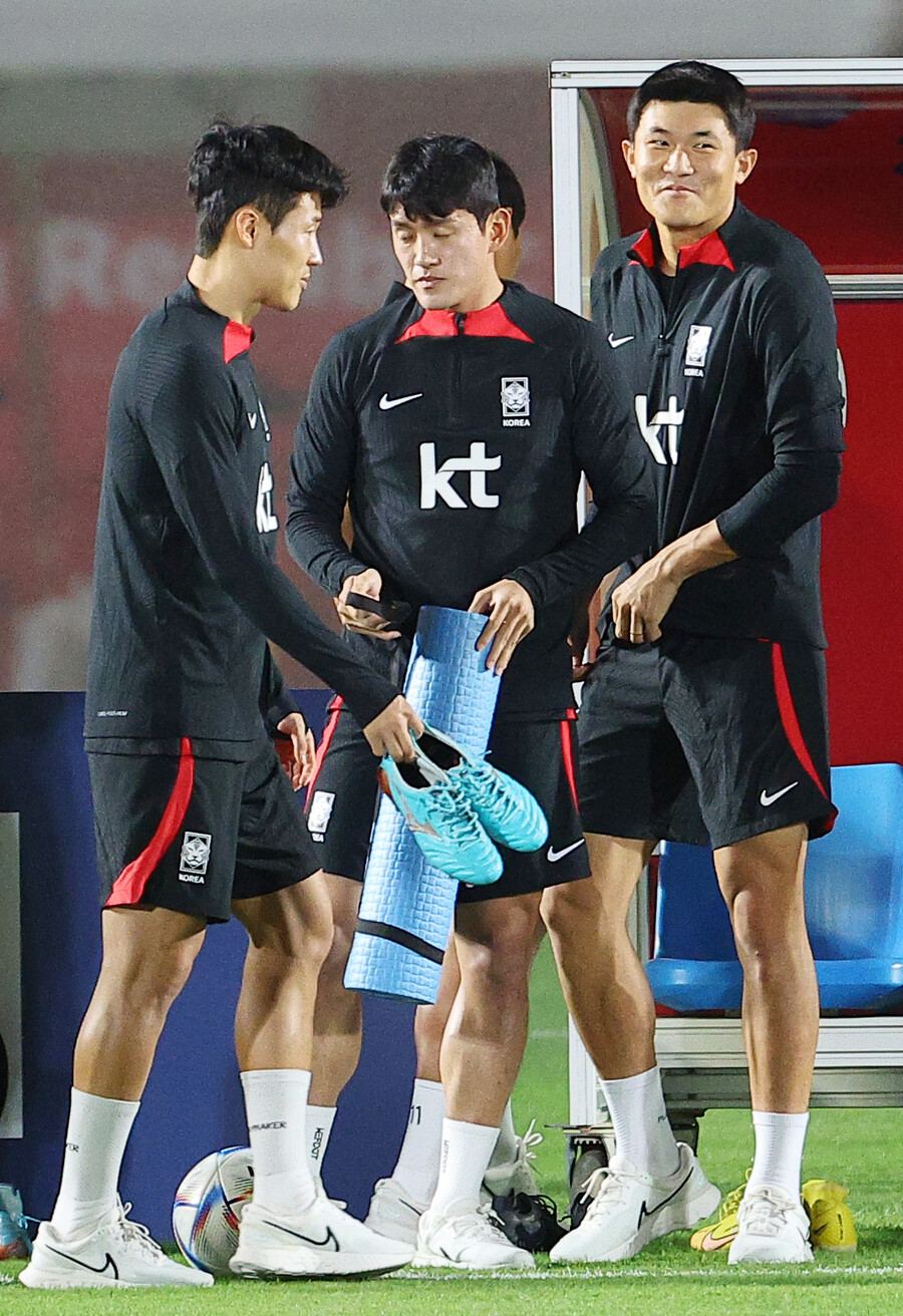 ▲ 축구대표팀 중앙 수비수 김민재(오른쪽)가 회복 훈련에 열중했다. ⓒ연합뉴스