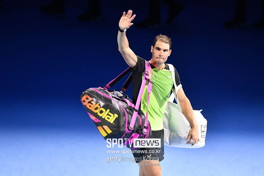 ▲ 라파엘 나달이 2022 니토 ATP 파이널스 그린그룹 조별리그 2차전에서 패한 뒤 코트에서 퇴장하고 있다.