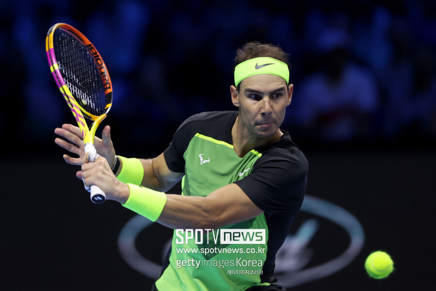 ▲ 라파엘 나달이 2022 니토 ATP 파이널스 조별리그 2차전에서 경기를 펼치고 있다.