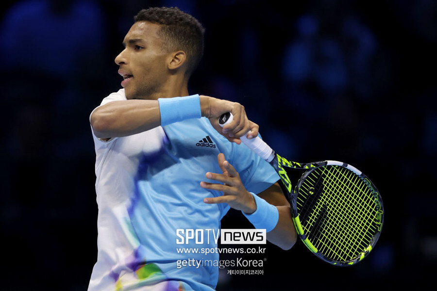 ▲ 펠릭스 오제알리아심이 2022 니토 ATP 파이널스에서 경기를 펼치고 있다.