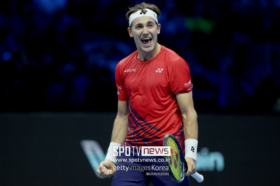 ▲ 카스페르 루드가 2022 니토 ATP 투어 파이널스 4강 진출을 확정한 뒤 환호하고 있다.