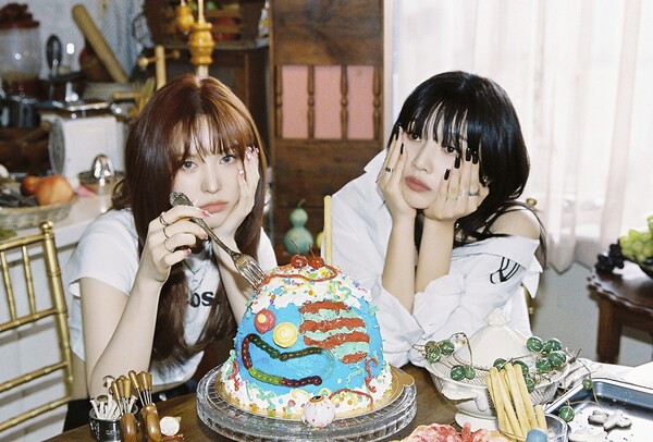 ▲ 새 앨범 '더 리브 페스티벌 2022 – 버스데이'을 발표하는 레드벨벳 웬디(왼쪽)와 조이. 제공|SM엔터테인먼트